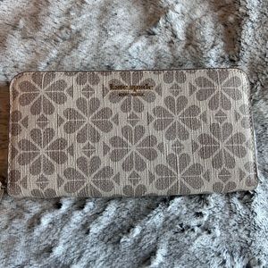 Beautiful new Kate spade wallet. Grey and white. New with protective paper.